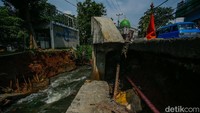 Akibatnya, pengendara yang melintasi jalan Pitara, Depok harus waspada akan longsor terutama saat hujan lebat dan debit air yang meningkat.