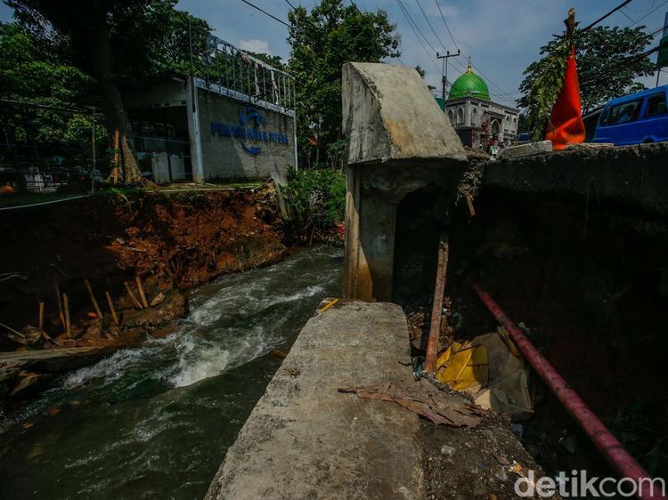 Ada Turap Kali di Depok Masih Terlihat Amblas, Ini Fotonya