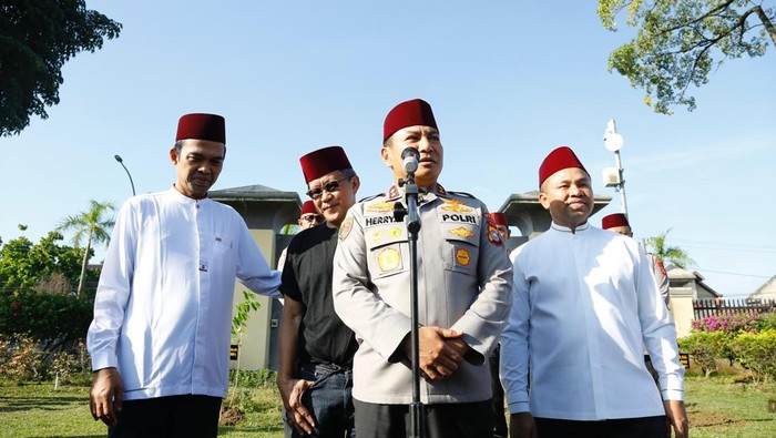 UAS bertemu dengan Rocky Gerung di Riau dalam kajian subuh.