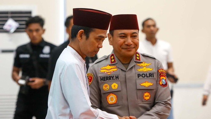 Ustaz Abdul Somad dan Kapolda Riau Irjen Herry Heryawan.
