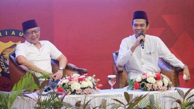Ustaz Abdul Somad dan Rocky Gerung bertemu dalam kajian membahas soal alam dalam perspektif agama dan sains.