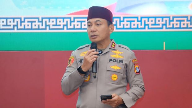 Ustaz Abdul Somad dan Rocky Gerung bertemu dalam kajian subuh di Polda Riau.