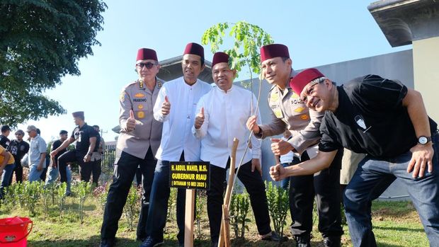 Ustaz Abdul Somad dan Rocky Gerung bertemu dalam kajian subuh di Polda Riau. (