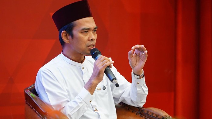 Ustaz Abdul Somad dan Rocky Gerung bertemu dalam kajian subuh di Polda Riau. (