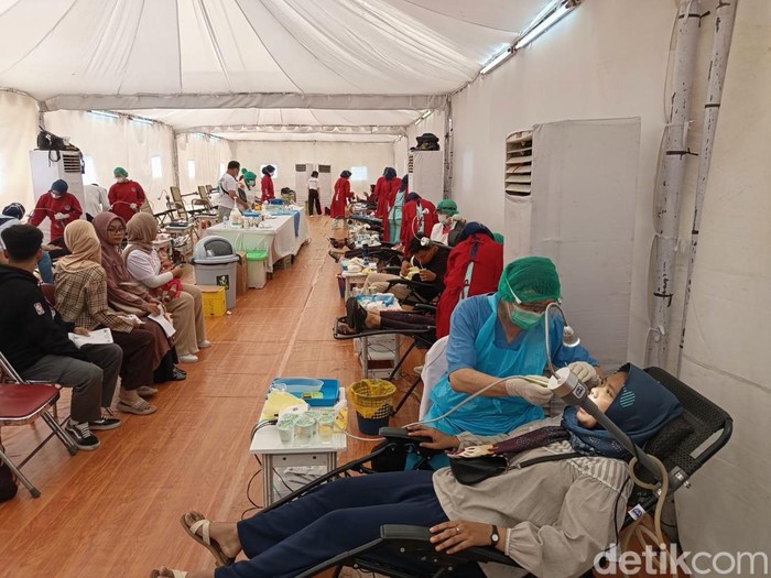 Suasana pengobatan gratis yang dilangsungkan menjelang Waisak 2569 BE/2025 di Taman Lumbini Candi Borobudur, Sabtu (10/5/2025).