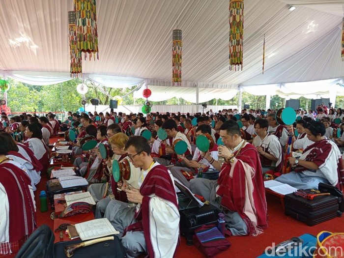 Suasana doa untuk perdamaian dunia yang dilakukan umat Buddha dari aliran Tantrayana Vajrayana memakai alat musik damaru dan vajra bell di Taman Aksobya Candi Borobudur, Sabtu (10/5/2025).