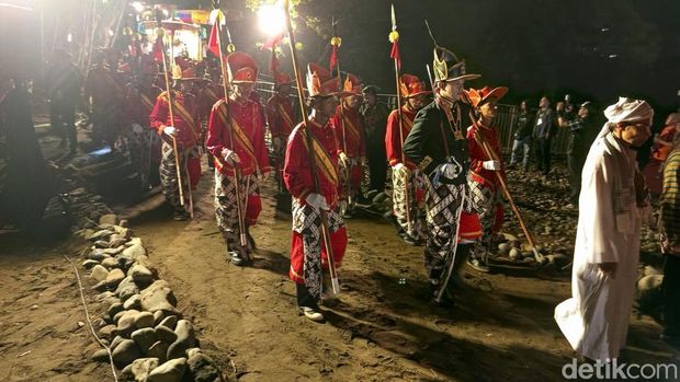Suasana larung pelita yang berlangsung di Sungai Progo, wilayah Brojonalan, Kecamatan Borobudur, Kabupaten Magelang, Sabtu (10/5/2025).