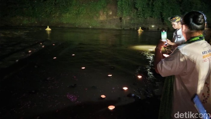 Suasana larung pelita yang berlangsung di Sungai Progo, wilayah Brojonalan, Kecamatan Borobudur, Kabupaten Magelang, Sabtu (10/5/2025).