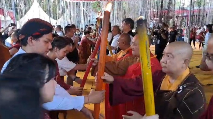 Api dharma dari Mrapen Grobogan dibawa menuju ke Candi Mendut untuk disemayamkan, Sabtu (10/5/2025).