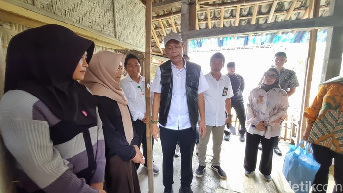 Wakil Menteri Sosial (Wamensos) RI, Agus Jabo saat melakukan ground checking calon murid Sekolah Rakyat di Kasihan, Bantul, Sabtu (10/5/2025).