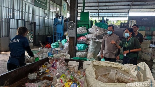 Wamendagri Bima Arya Sugiarto melihat pengolahan sampah ecoBali di Kerobokan, Badung, Bali pada Sabtu (10/5/2025). (Ahmad Firizqi Irwan/detikBali)