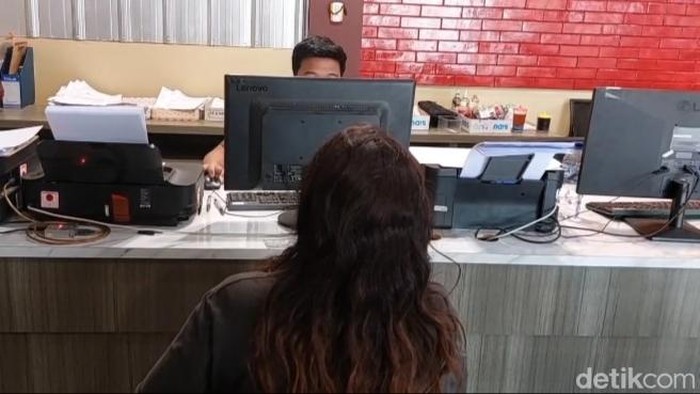 Wanita di Palembang melaporkan penganiayaan oleh suami sirinya