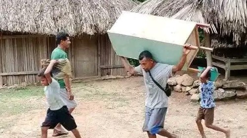 Warga di Timor Tengah Selatan, NTT, mengungsi setelah rumah mereka diterjang longsor, Sabtu (10/5/2025).