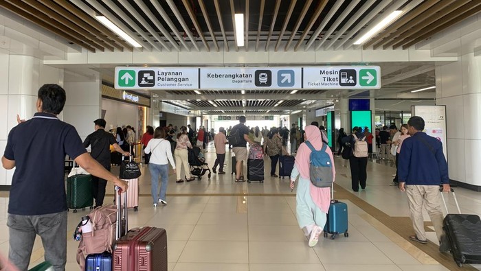 Warga memanfaatkan libur panjang Waisak untuk berlibur ke Bandung menggunakan Whoosh.