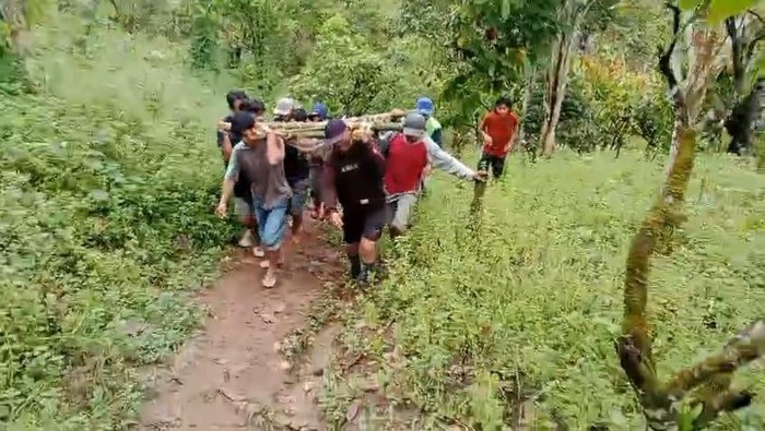 Warga menandu jenazah sejauh 2,5 meter di Kecamatan Matangnga, Polman, Sulbar.