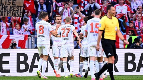 10 May 2025, Bavaria, Munich: Soccer: Bundesliga, Bayern Munich - Borussia Mönchengladbach, Matchday 33, Allianz Arena. Munichs Harry Kane (2vl) and his teammates celebrate the 1-0 goal. IMPORTANT NOTE: In accordance with the regulations of the DFL German Football League and the DFB German Football Association, it is prohibited to use or have used photographs taken in the stadium and/or of the match in the form of sequential images and/or video-like photo series. Photo: Tom Weller/dpa (Photo by Tom Weller/picture alliance via Getty Images)