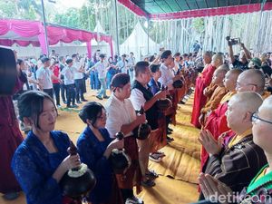 22 Kendi Air Suci Disemayamkan di Candi Mendut Jelang Waisak