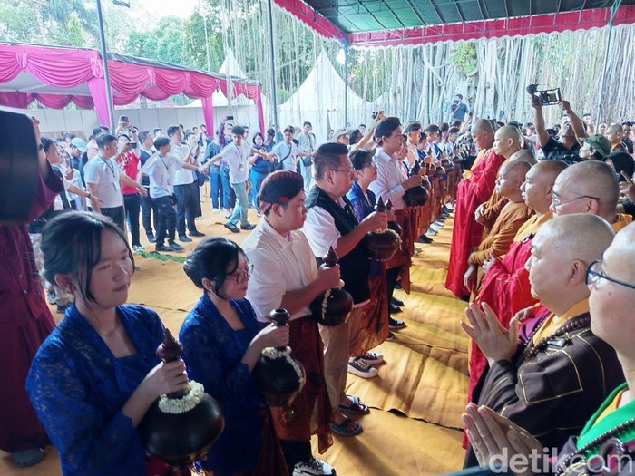 Air berkah atau air suci dari umbul Jumprit Temanggung disemayamkan di Candi Mendut, Kabupaten Magelang, Minggu (11/5/2025).