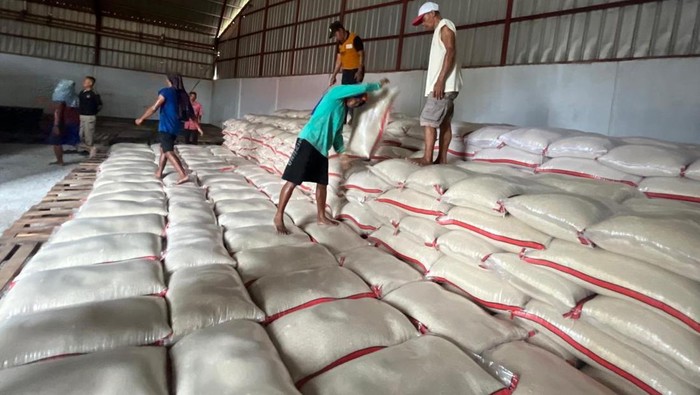 Aktivitas pengelolaan beras di Gudang Bulog Indramayu