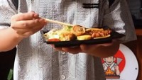 Salah satunya seperti momen ini, di mana Aldy menikmati teppanyaki dari sebuah gerai yang tersedia dalam acara MnG-nya. Foto: Instagram @aldymldni