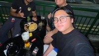 Tak hanya itu, mantan kekasih Erica Carl ini juga kerap membagikan momen kuliner bersama teman-temannya, seperti saat nongkrong sambil makan kentang goreng di Singapura ini. Foto: Instagram @aldymldni