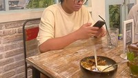 Ada juga momen Aldy Maldini saat MnG di sebuah kafe di Bali. Begini potret Aldy duduk di kafe dengan pesanannya. Foto: Instagram @aldymldni