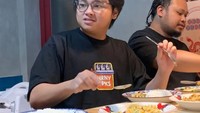 Saat ke Semarang, sahabat Karel Susanteo ini mampir ke Kedai Pinarak yang viral di media sosial. Foto: Instagram @aldymldni