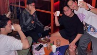 Terakhir ada momen Aldy Maldini saat nongkrong bareng teman-temannya dan menikmati minuman bersama. Foto: Instagram @aldymldni