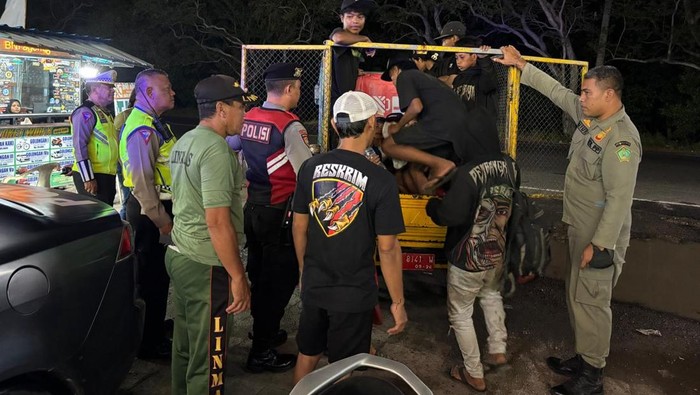 Belasan anak jalanan dipulangkan dari Gilimanuk, Jembrana, Sabtu (10/5/2025) malam.