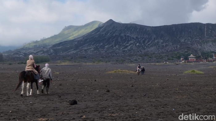 Antrian Panjang Kendaraan Menuju Bromo di Momen Libur Panjang