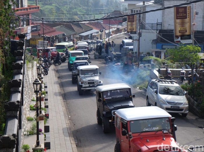 Antrian Panjang Kendaraan Menuju Bromo di Momen Libur Panjang