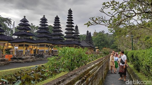 Arsitektur kuno yang masih dijaga kuat oleh masyarakat jadi magnet yang menarik wisatawan terus mengunjungi Pura Taman Ayun, Badung, Minggu (11/5/2025). (Agus Eka)