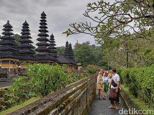 Wisatawan Padati Pura Taman Ayun Saat Libur Panjang Waisak