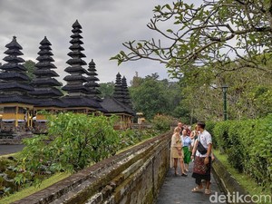 Long Weekend Waisak, Wisdom dan Asing Padati Pura Taman Ayun Bali
