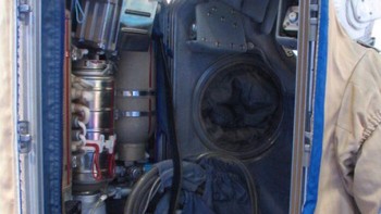 Ini dia dalamnya pakaian buat ke ruang angkasa. Foto: NUTTHEAD via Bored Panda