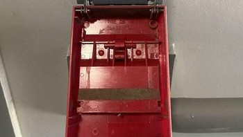 Dalamnya alarm kebakaran hanya sakelar toggle biasa. Foto: Red_Remarkable via Bored Panda