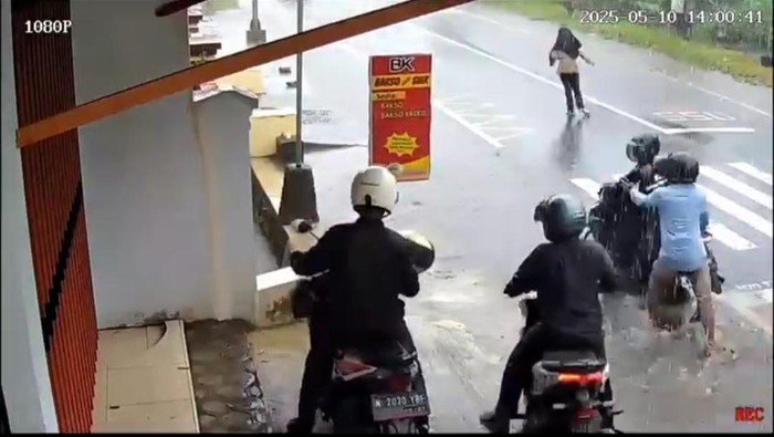 Rekaman video CCTV aksi begal di Klakah Lumajang yang menyasar siswi yang lagi berteduh