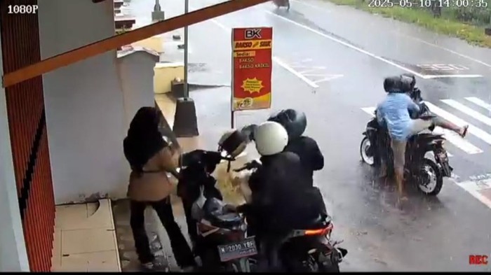 Rekaman video CCTV aksi begal di Klakah Lumajang yang menyasar siswi yang lagi berteduh