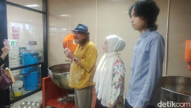Berkeliling pabrik PT Kutus Kutus Herbal yang mana diperkenalkan produk minyak balur dan skincare-nya, Minggu (11/5/2025). (Ni Komang Ayu Leona Wirawan)