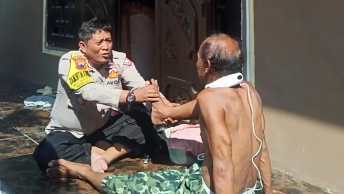 Bhabinkamtibmas Kelurahan Debong Lor, Kecamatan Tegal Barat, Kota Tegal, Aiptu Ferdika Nova, saat melayani terapi kesehatan alternatif.