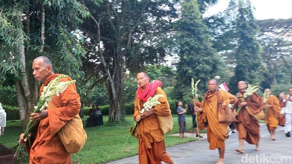 Melihat Lagi Biksu Thudong Saat Tiba di Candi Borobudur