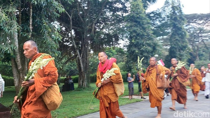 Biksu Thudong dari Thailand sampai di Candi Borobudur untuk perayaan Waisak pada Sabtu (10/5/2025).