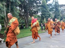 Melihat Lagi Biksu Thudong Saat Tiba di Candi Borobudur