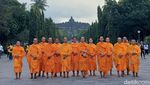 Melihat Lagi Biksu Thudong Saat Tiba di Candi Borobudur