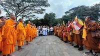 Setelah diberi ucapan selamat dan berdoa, para biksu sebelum menyusuri Marga Utama, diberi setangkai bunga sedap malam.