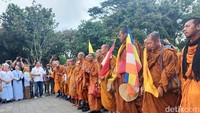 Mereka juga disambut antusias oleh para jemaah Buddha dan wisatawan yang sedang berkunjung ke candi.