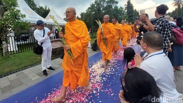 Biksu Thudong dari Thailand sampai di Candi Borobudur untuk perayaan Waisak pada Sabtu (10/5/2025).