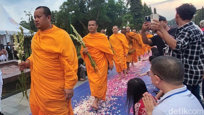 Biksu Thudong dari Thailand sampai di Candi Borobudur untuk perayaan Waisak pada Sabtu (10/5/2025).