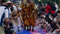Para biksu menuju stupa Candi Borobudur dan berdoa.
