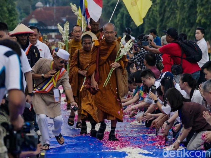 Biksu Thudong dari Thailand sampai di Candi Borobudur untuk perayaan Waisak pada Sabtu (10/5/2025).